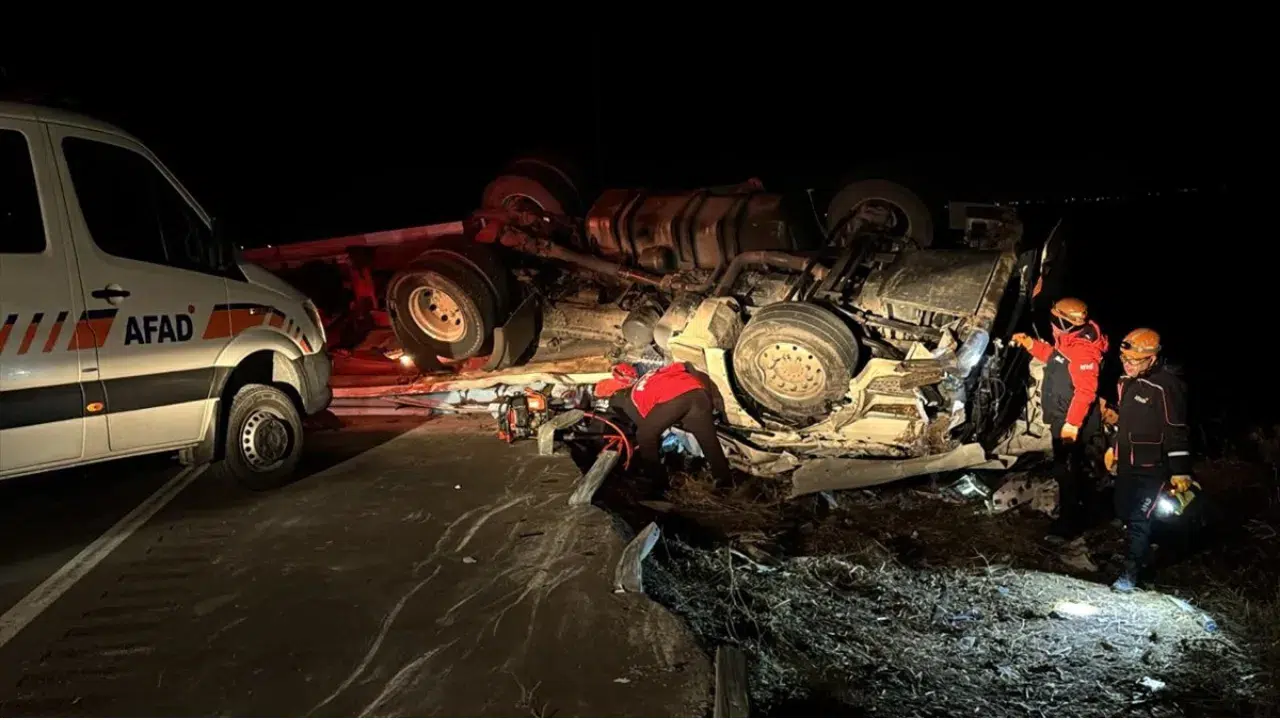 Aksaray'da tır devrildi: Sürücü hayatını kaybetti