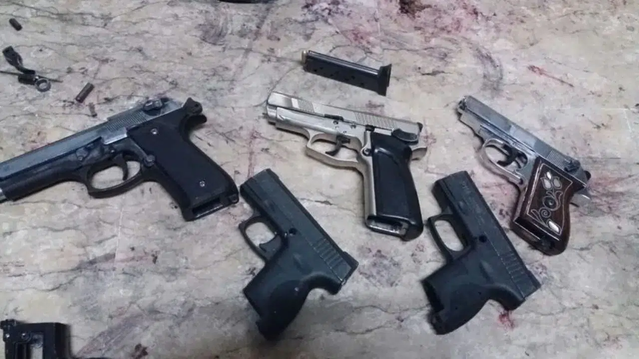 Antalya'da ruhsatsız tabancalar ele geçirildi