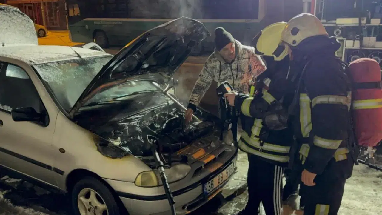 Kayseri'de tamirden çıkarılan otomobil alev alev yandı