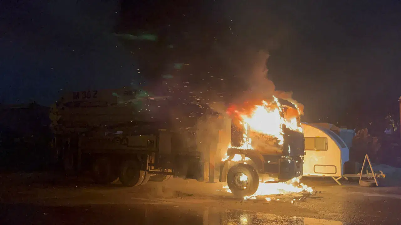 Çorlu’da beton pompası alev topuna döndü: Araç hurdaya döndü!