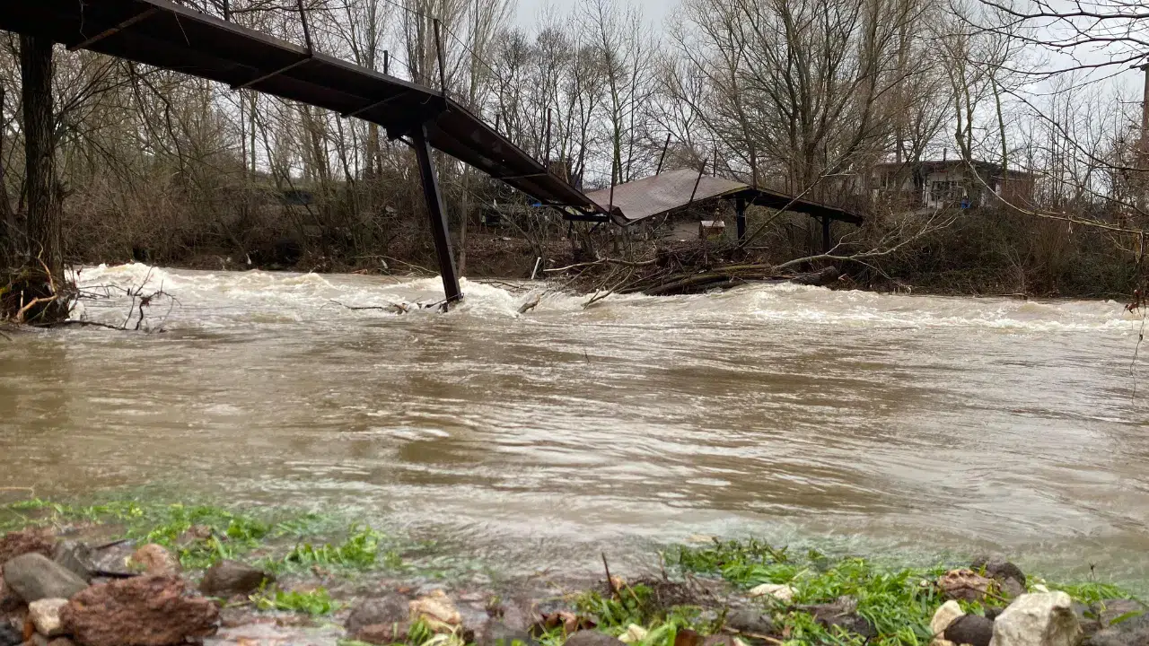 Çanakkale Ayvacık'ta şiddetli yağış sonucu çay ve dere taştı