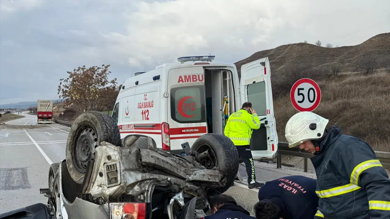 Çankırı'da otomobil ve tır çarpıştı: 1'i bebek 4 kişi yaralandı
