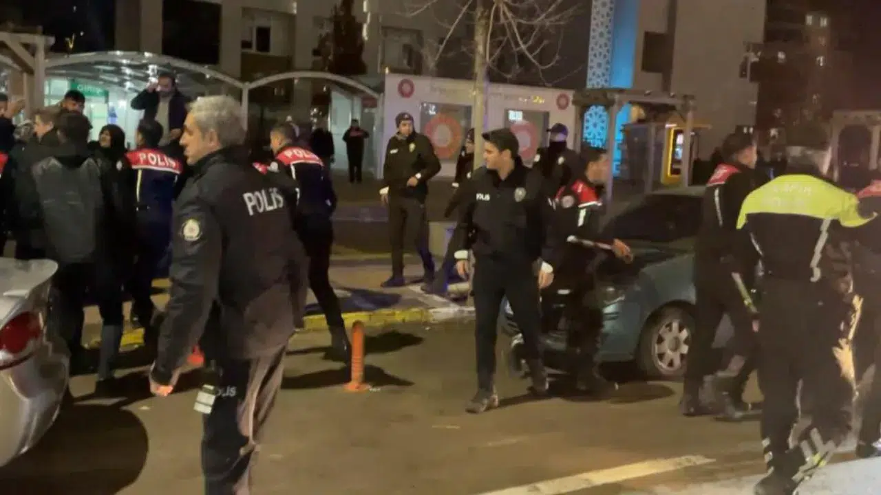 Aksaray Adliyesi önünde kavga çıktı: 4 yaralı, 12 gözaltı