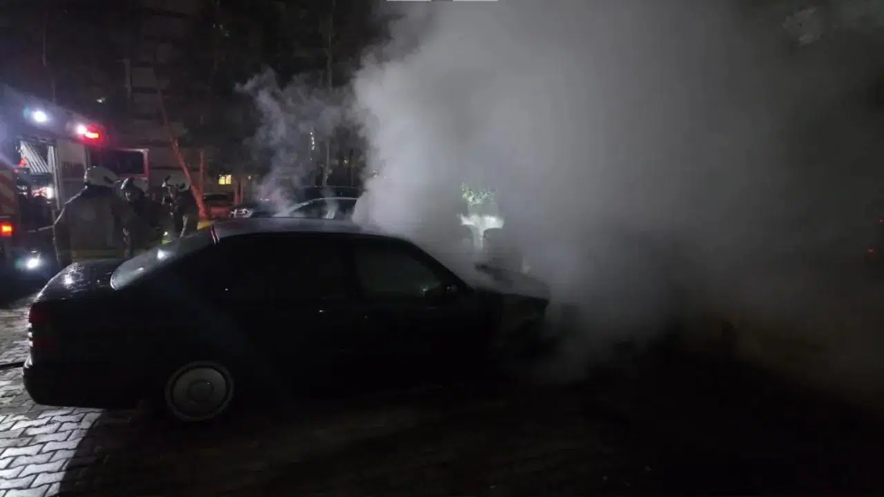 Kadıköy'de apartman otoparkında yangın çıktı: Mercedes otomobil küle döndü