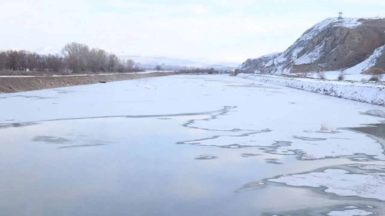 Türkiye'nin en uzun nehri Kızılırmak buz tuttu