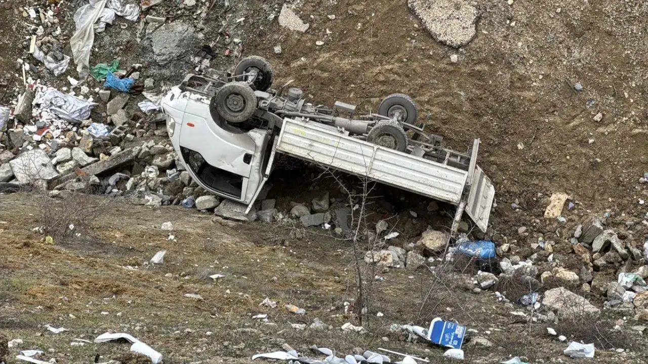 Karabük'te kamyonet şarampole yuvarlandı: 2 kişi yaralandı