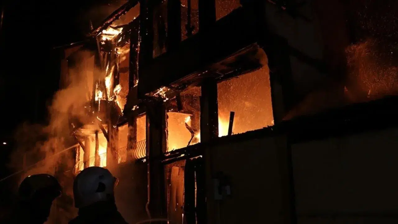 Arnavutköy'de 2 katlı bina yandı