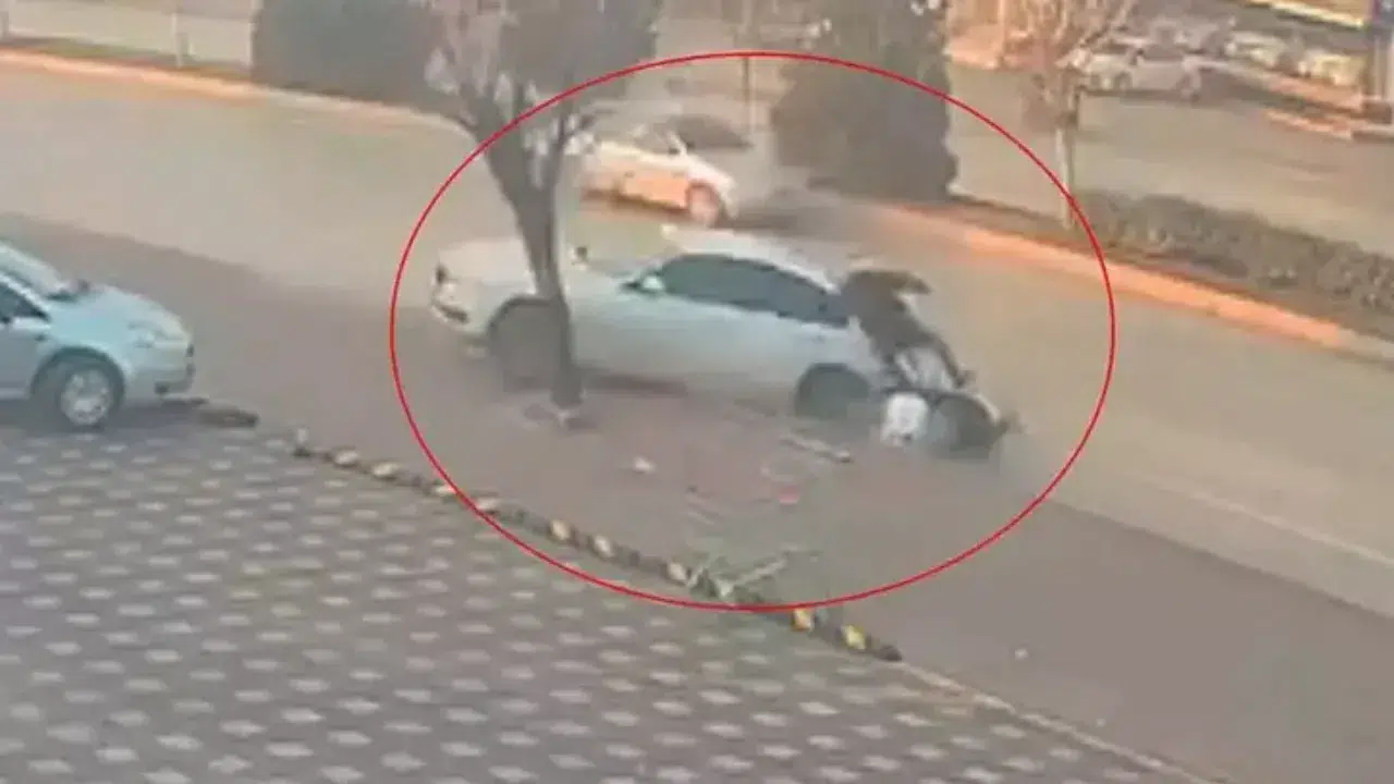 Bursa'da otomobil önce motosiklete ardından da yol kenarındaki ağaca çarptı