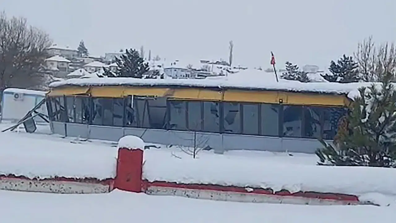 Sivas'ta karın ağırlığına dayanamayan düğün salonunun çatısı çöktü