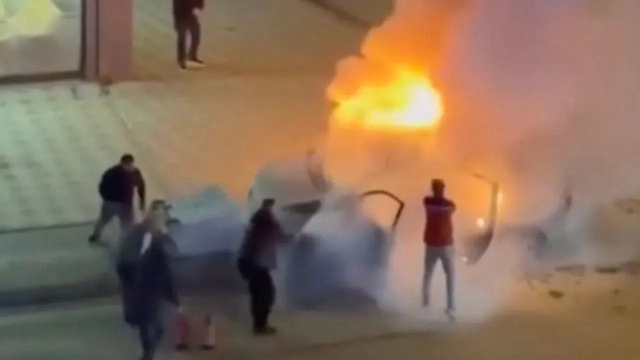 Bursa'da araç yangını: Esnaf yangın tüpleriyle alevlere koştu!