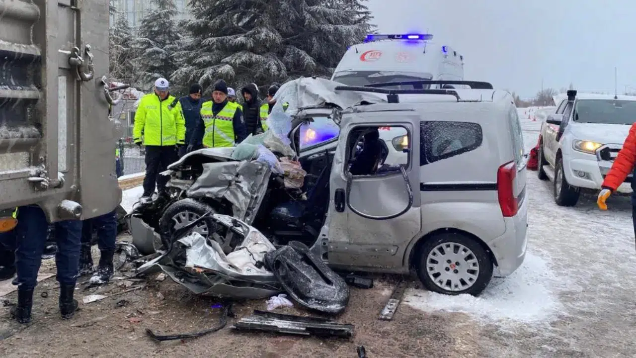 Elazığ'da ticari araç, park halindeki tıra çarptı: Yaşlı çift hayatını kaybetti