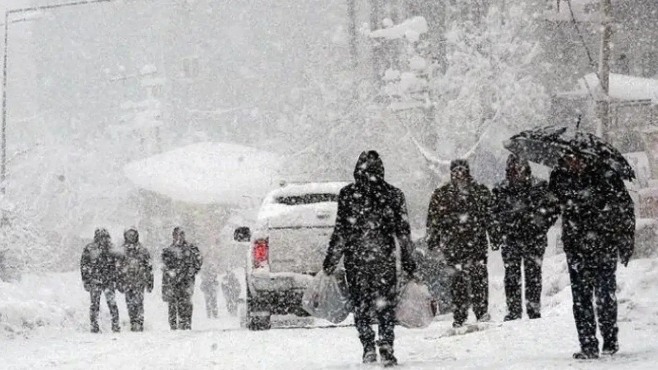 İstanbul’da kar esareti! Üniversiteler tatil mi, kar ne zaman duracak? İşte trafik ve kazalarda son durum