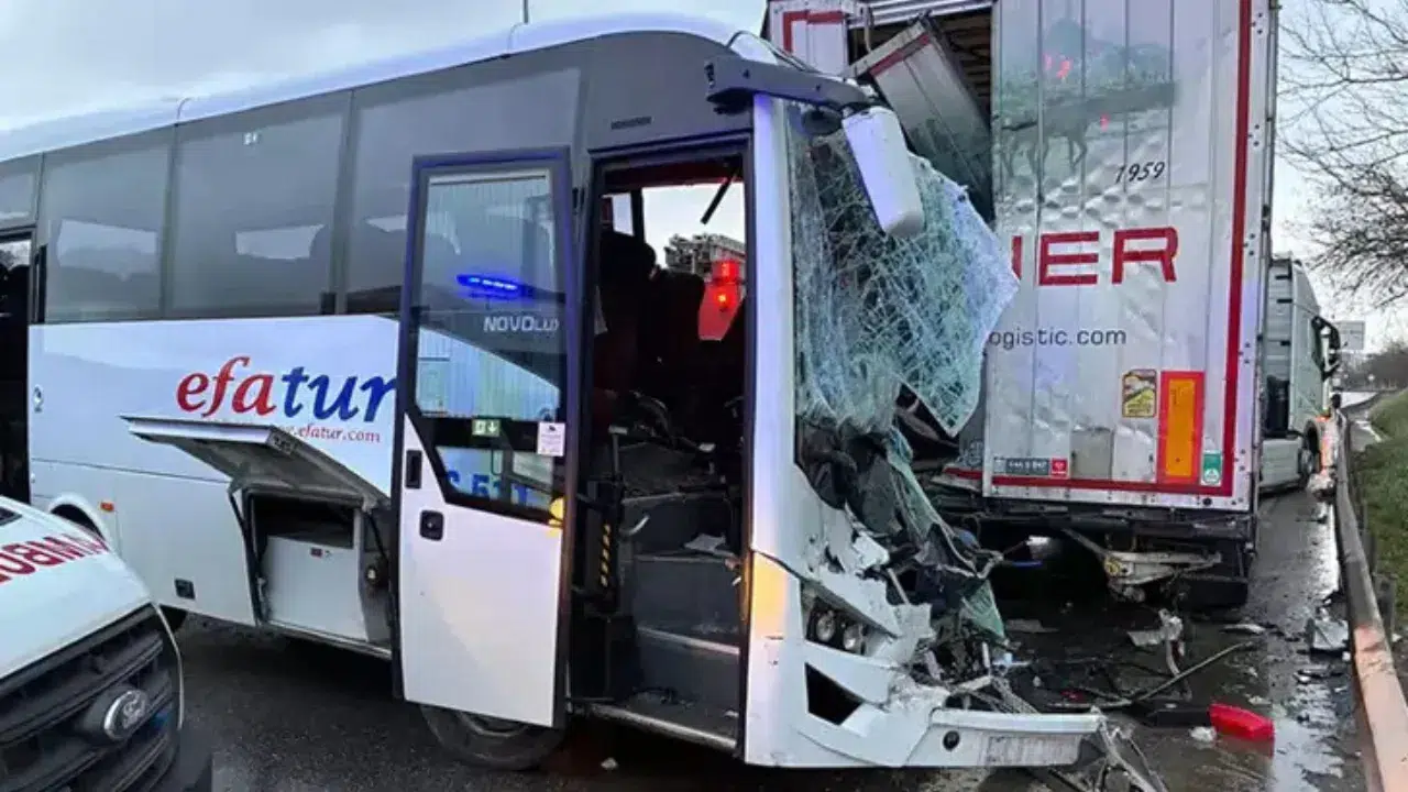 Kurtköy'de midibüs, park halindeki tıra çarptı : 3'ü ağır 13 yaralı