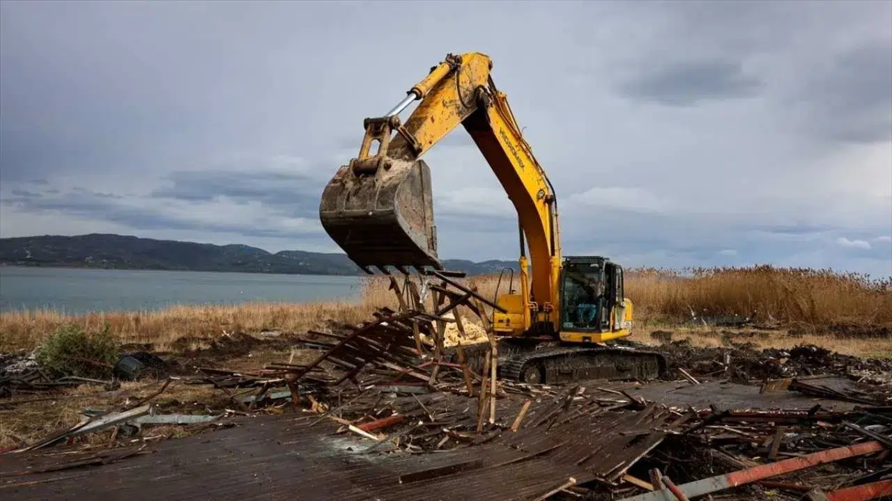 Sapanca Gölü'ndeki 89 kaçak iskele yıkıldı