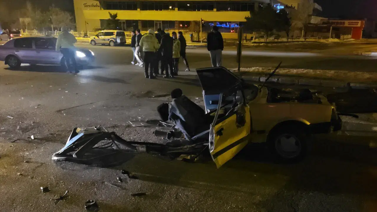 Erzincan'da feci kaza: Otomobil ikiye bölündü, 4 yaralı