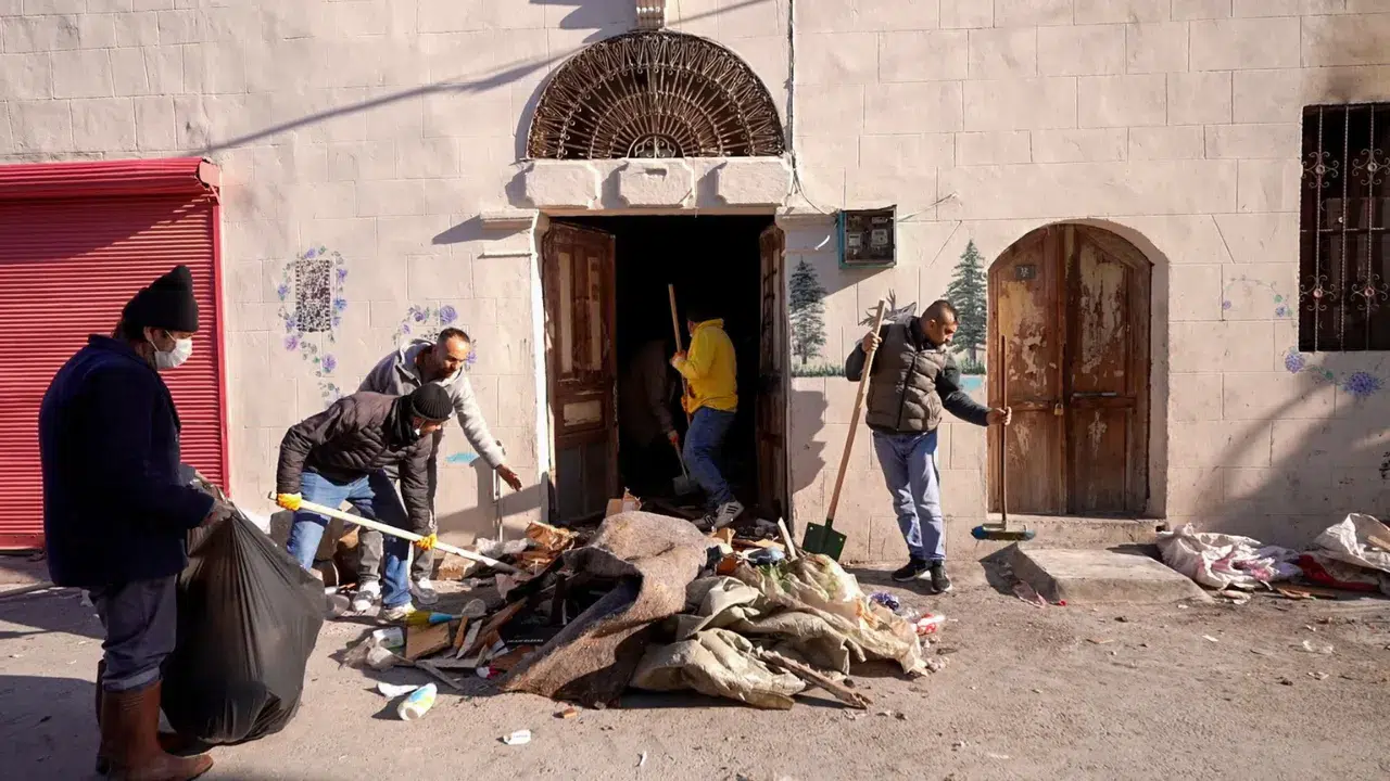 Tarsus'ta kötü koku ihbarı üzerine bir evden 28 kamyon çöp çıkarıldı!
