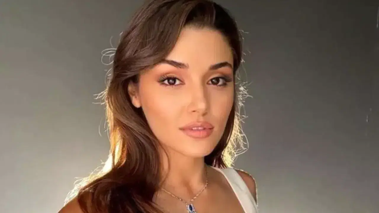 Hande Erçel Paris yolcusu: Elie Saab ve Valentino defilelerinde boy gösterecek!