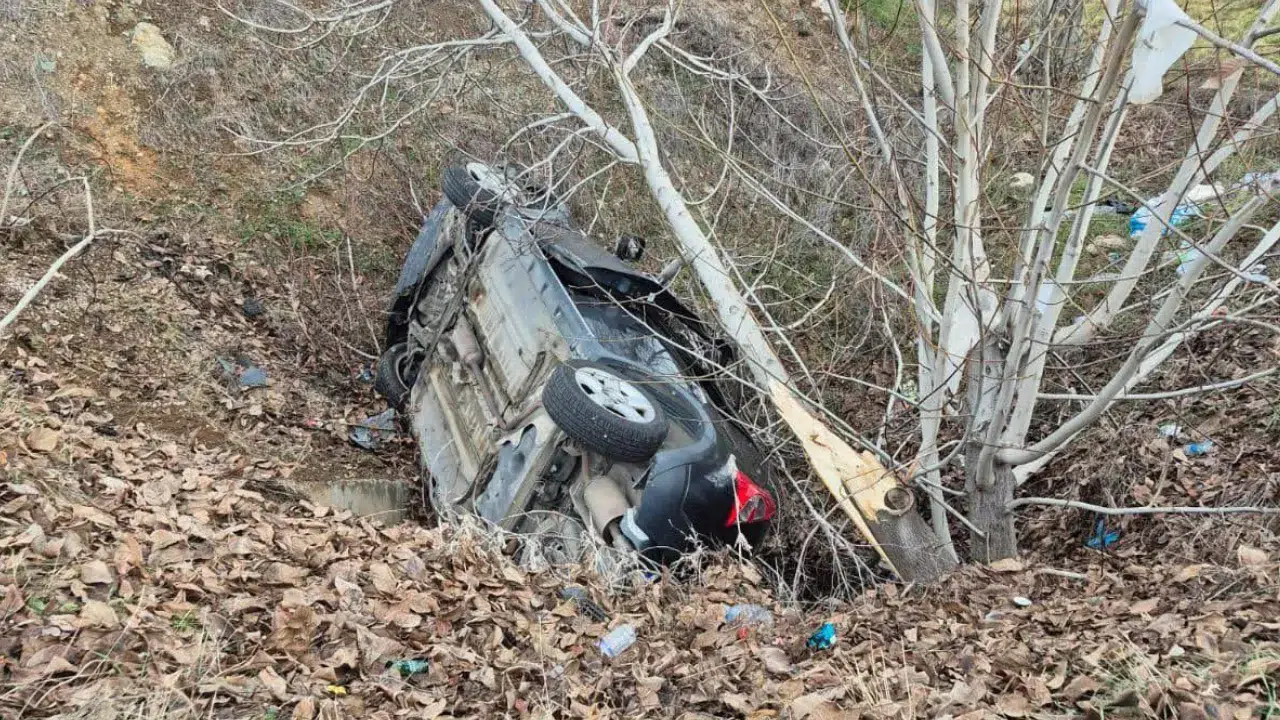 Burdur’da korkutan kaza: Kontrolden çıkan otomobil şarampole devrildi, 4 yaralı!