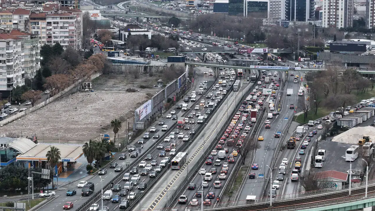 İstanbul'da trafik yoğunluğu yüzde 85 oldu!