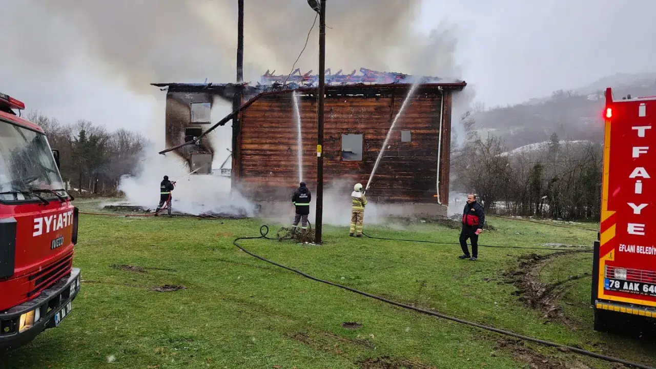 Karabük'te 450 yıllık camide yangın çıktı!