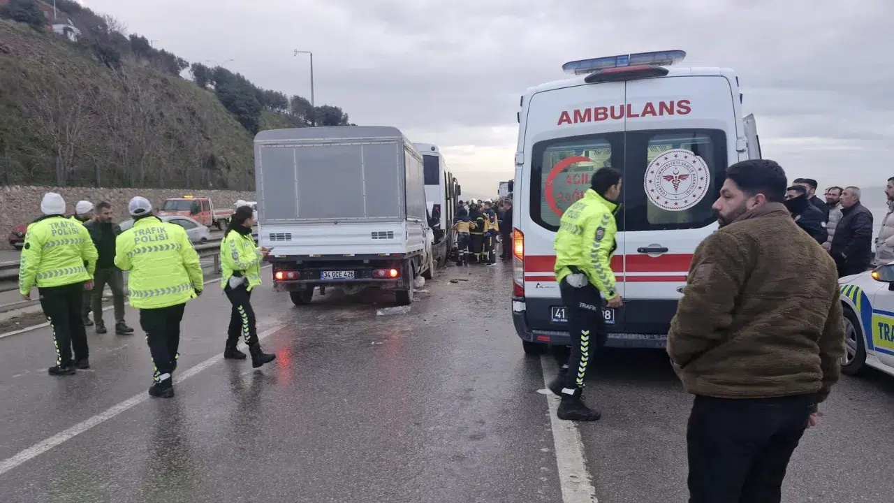 Kocaeli'de 3 araçlık zincirleme kaza: 7 kişi yaralandı