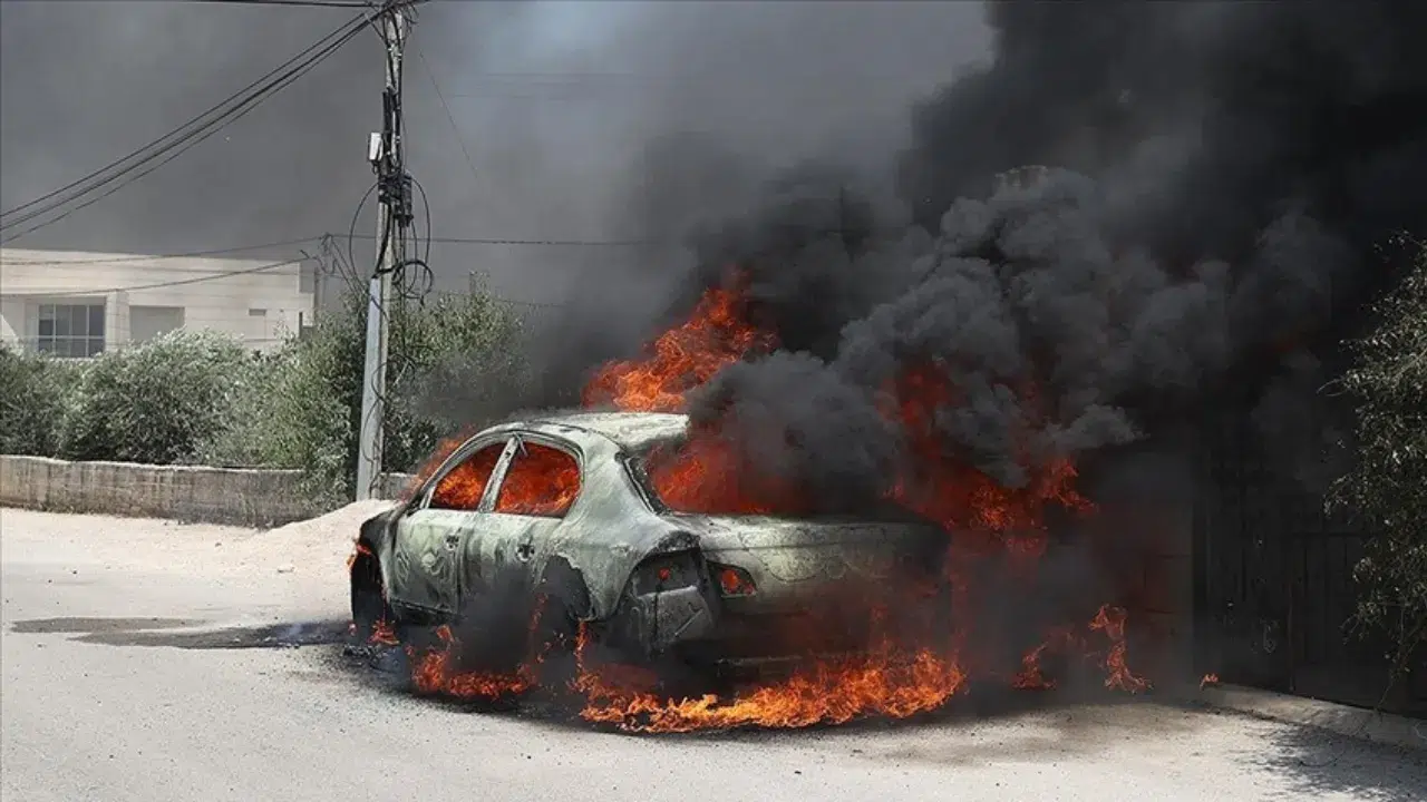 İsrail durmuyor: Batı Şeria'da iki araç yakıldı, ırkçı sloganlar yazıldı!