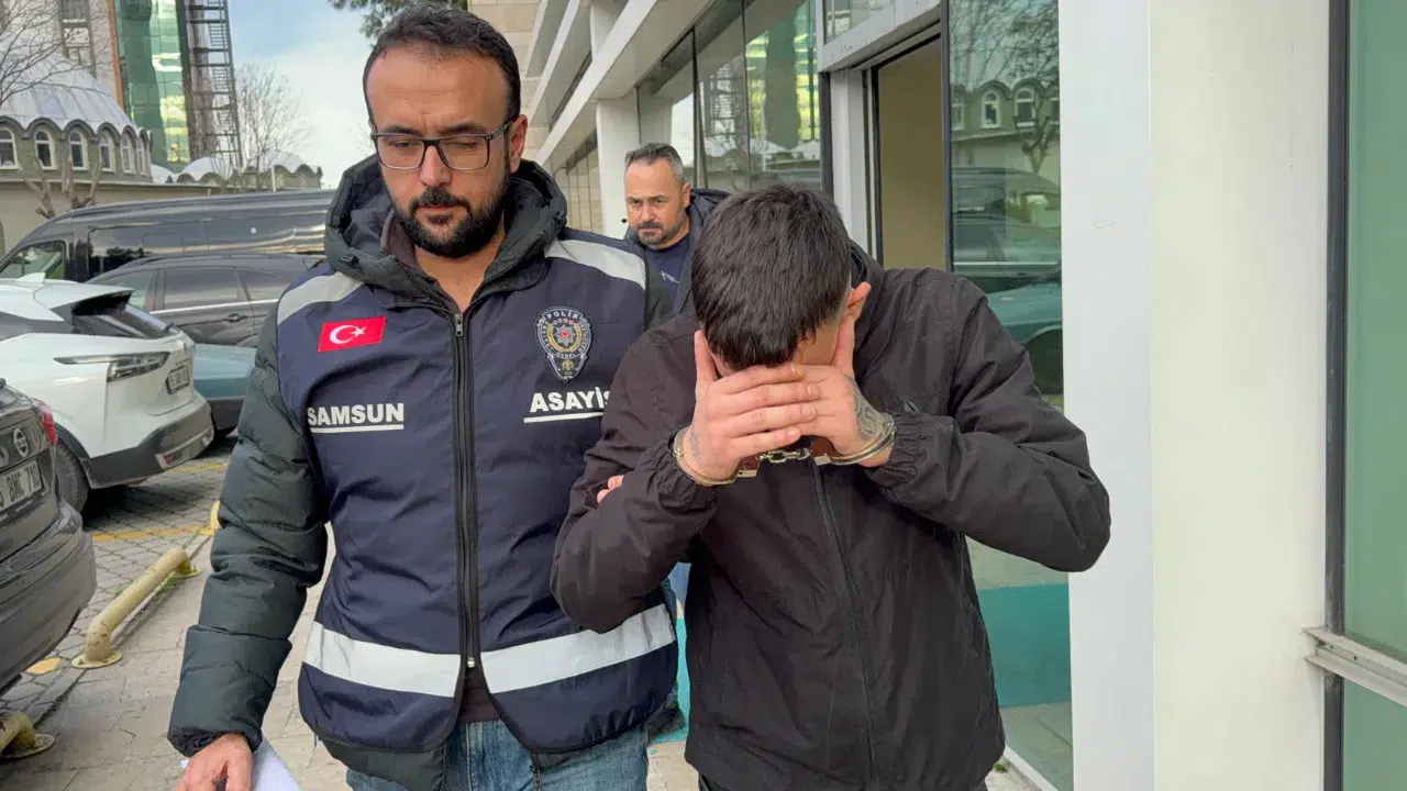 Samsun'da gümüşçünün vitrin camını kırıp altın zannettiği bilezikleri çaldı