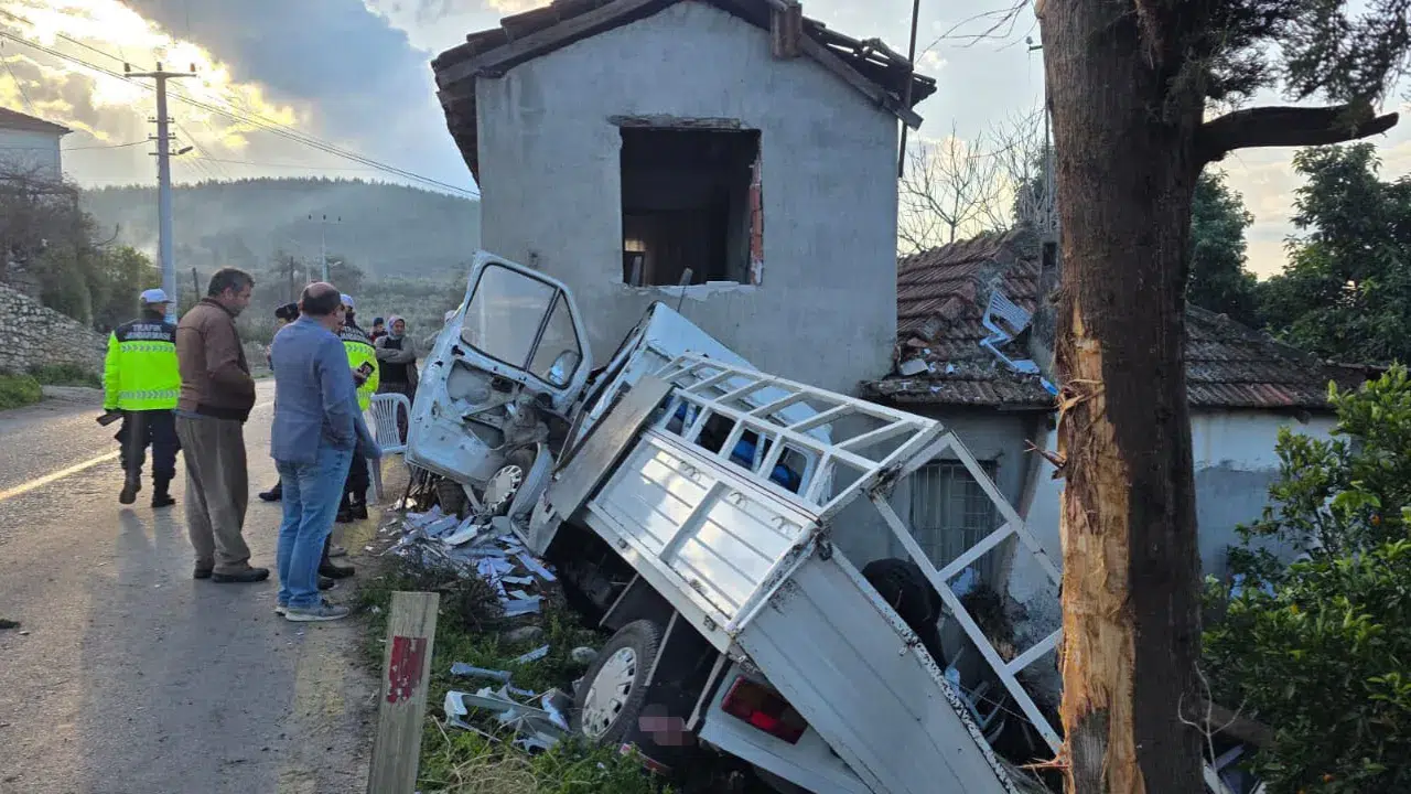 Muğla'da kontrolden çıkan kamyonet eve çarptı: 19 yaşındaki genç, hayatını kaybetti