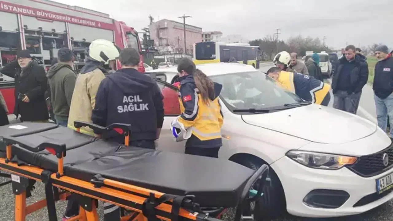 Silivri'de otomobiller kafa kafaya çarpıştı : 1'i ağır 4 yaralı