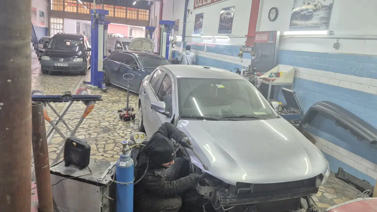 Kasko ile tamir bekleyen yüz binlerce araçta parça krizi: Servislerde yer kalmadı