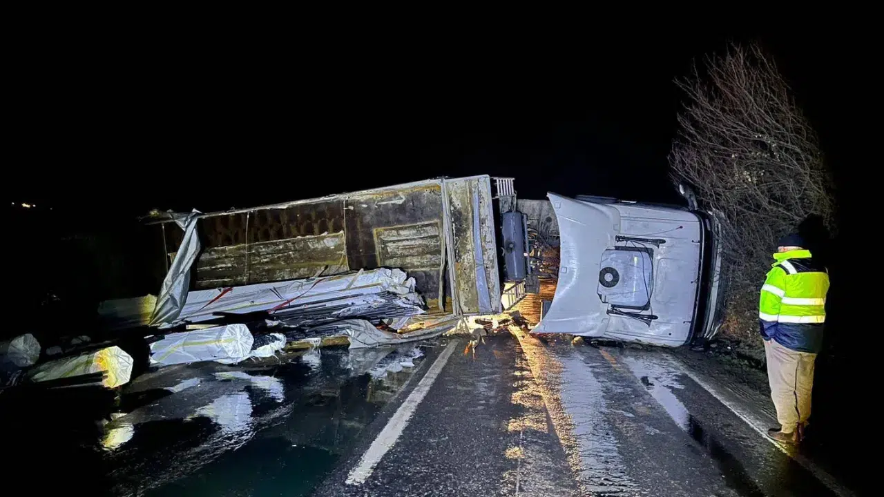 Bilecik'te tır kazası trafiği kilitledi: Sakarya-Pamukova yolu ulaşıma kapatıldı