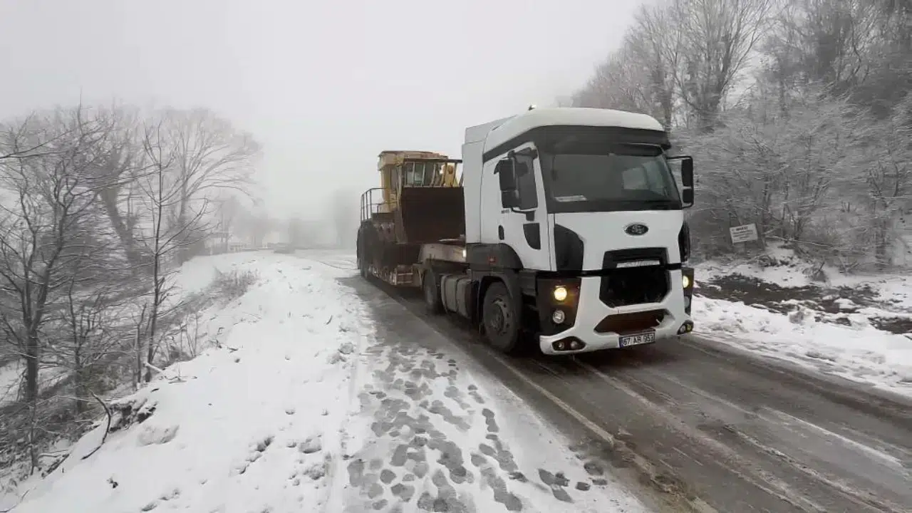 Bartın'da karda kayan tır, yolu trafiğe kapattı: 2,5 saat ulaşım sağlanamadı