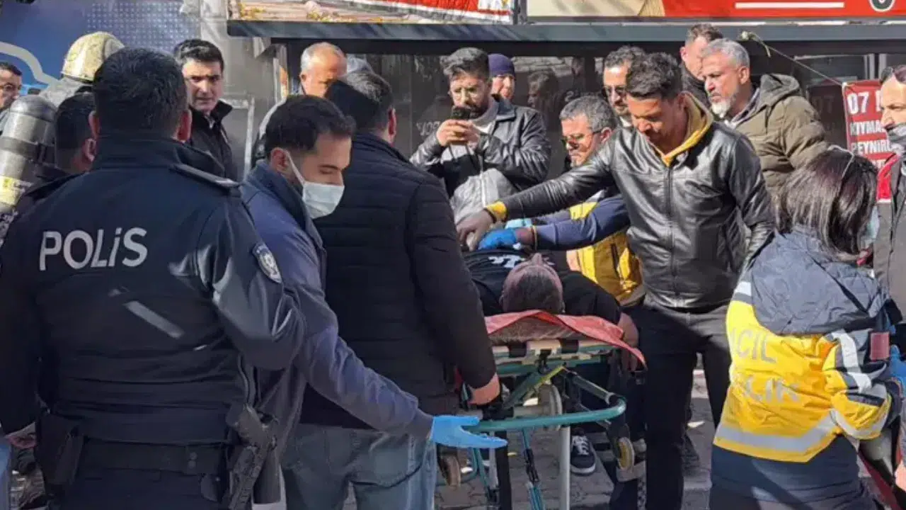 İş yerini ateşe verip kendini kilitledi: Bayılınca ekipler camı kırıp içeri girdi!