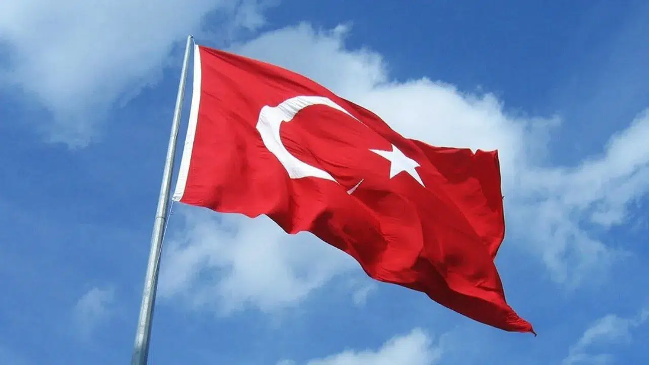 Bayrağa yönelik saldırıya devletten net mesaj: Gereken yapılacaktır