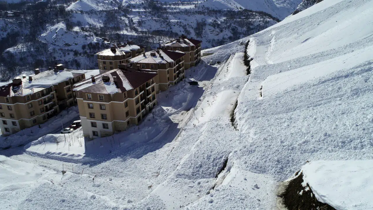 Van'da aynı bölgeye 2 adet çığ düştü!