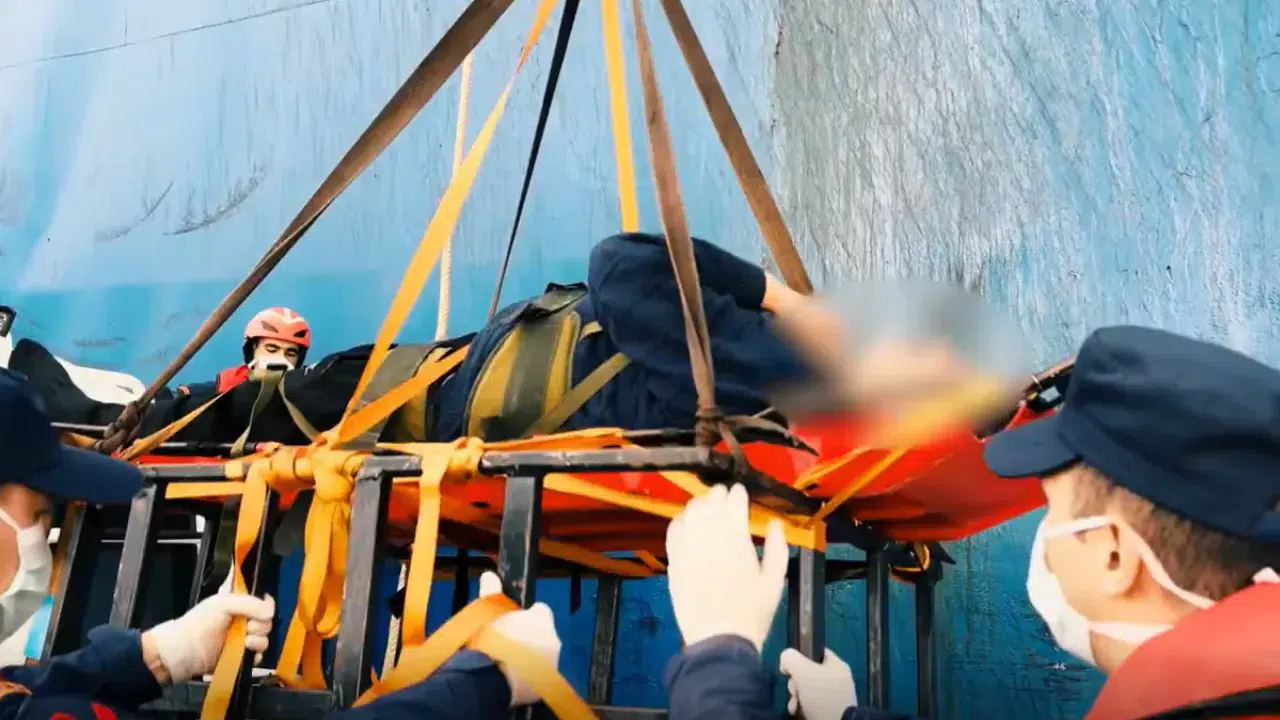 Karasu açıklarında tıbbi tahliye : Şampiyon Trabzon gemisindeki hasta kurtarıldı