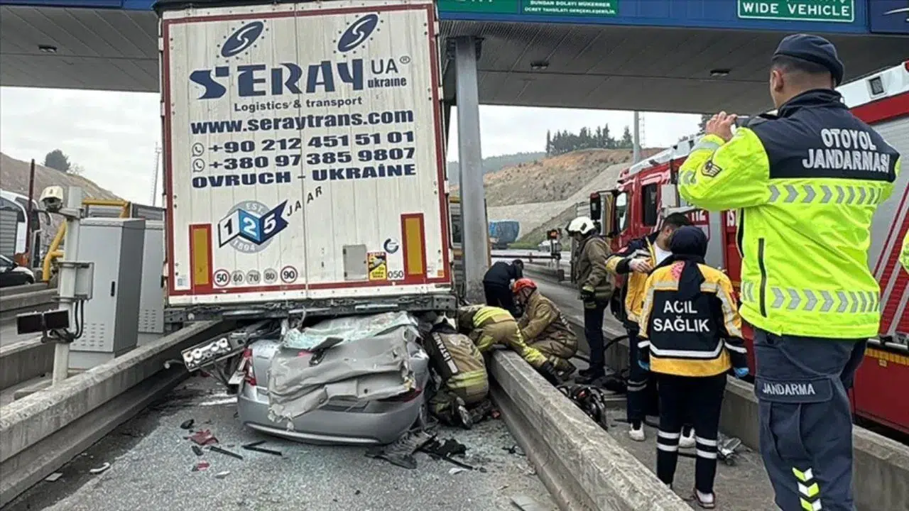 İstanbul'da feci kaza: Otobüsün çarptığı otomobil …