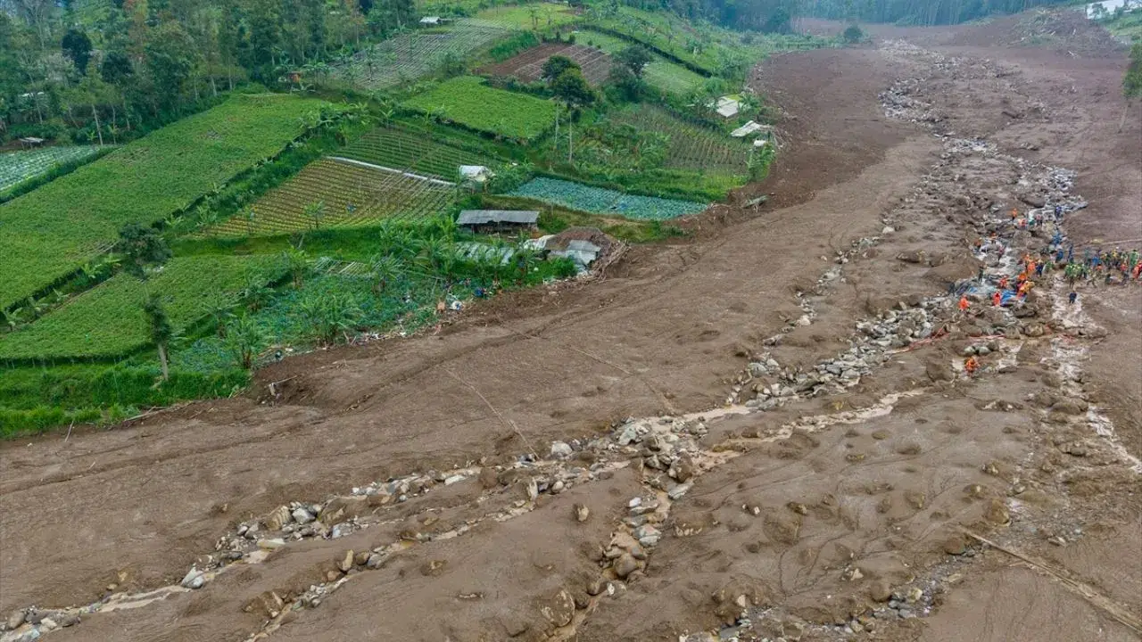 Endonezya'daki toprak kaymasında hayatını kaybedenlerin sayısı 25'e yükseldi