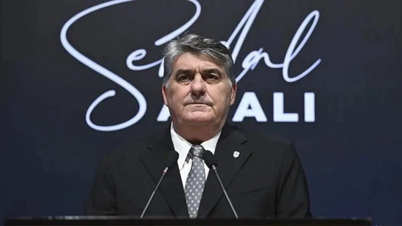 Beşiktaş taraftarı, Başkan Serdar Adalı'ya tepki gösterdi: 'Transfer nerede?'