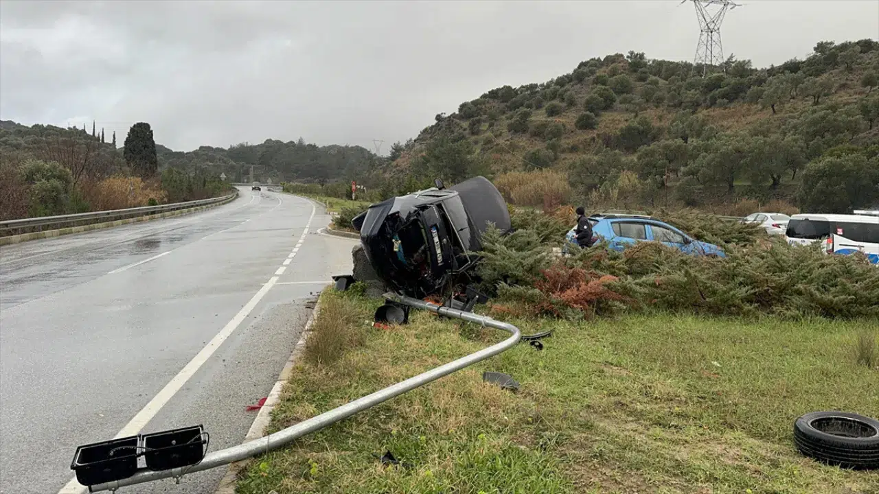 Aydın Söke'de trafik kazası: Devrilen otomobildeki 2 kişi yaralandı