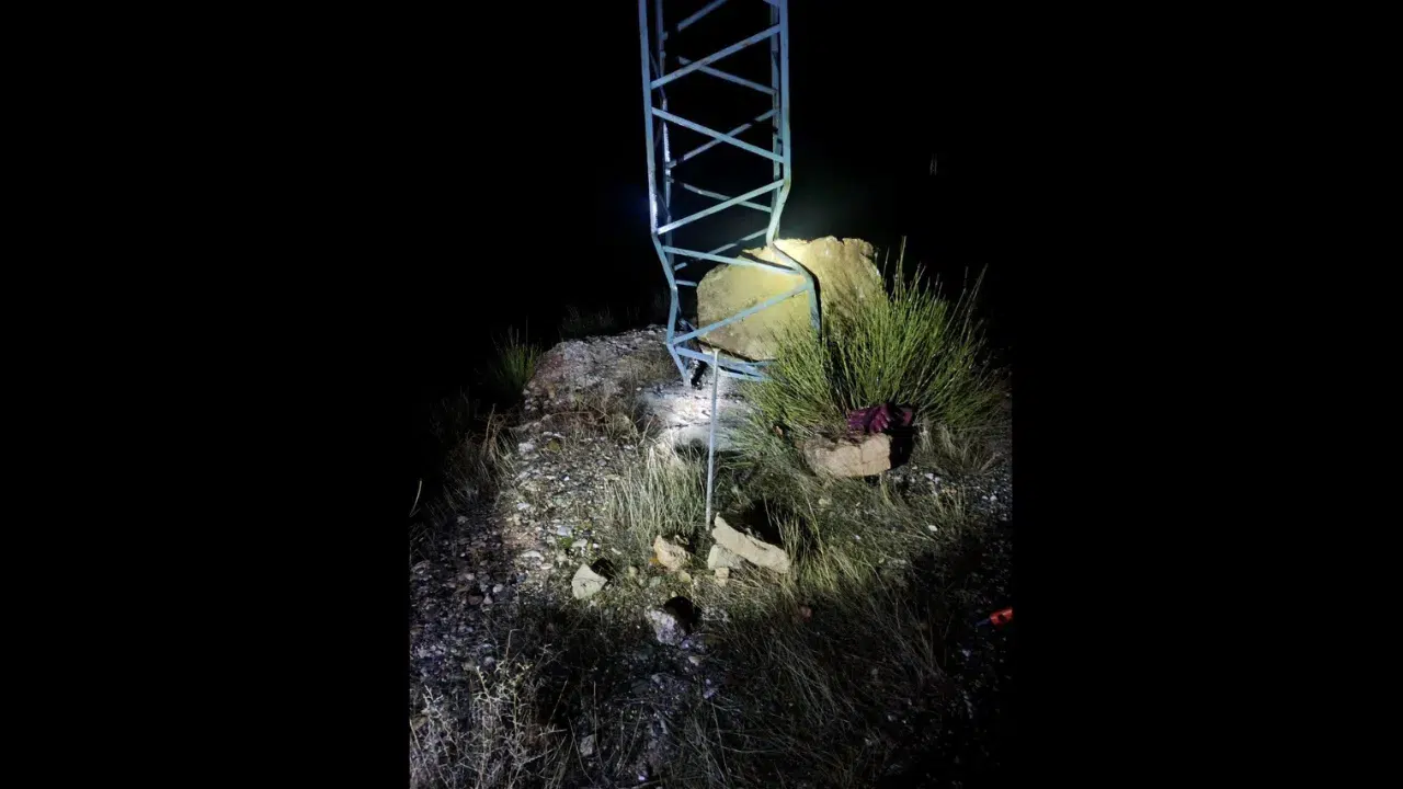 Batman'da dev kaya koptu: Köy elektriksiz kaldı