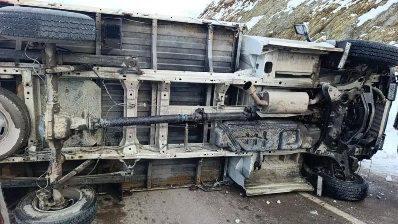 Hakkari Derecik'te kamyonet devrildi: 2 yaralı