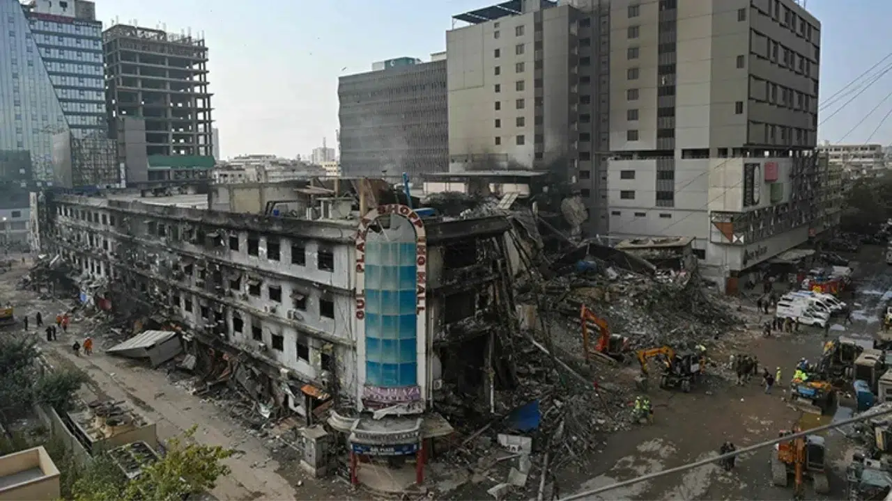 Pakistan'daki AVM yangınında can kaybı 67 oldu: 84 kişi ise kayıp!