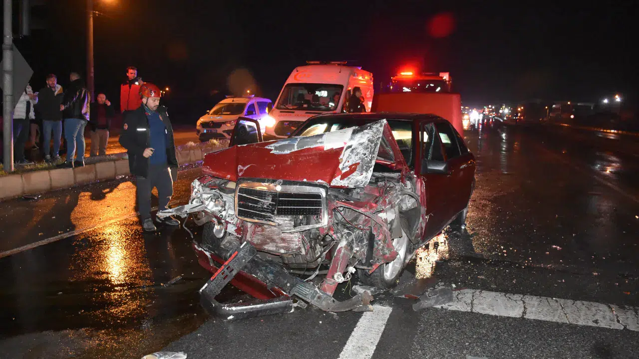 Sakarya D-100'de feci kaza: Servis minibüsüyle çarpışan otomobil sürücüsü kaçtı