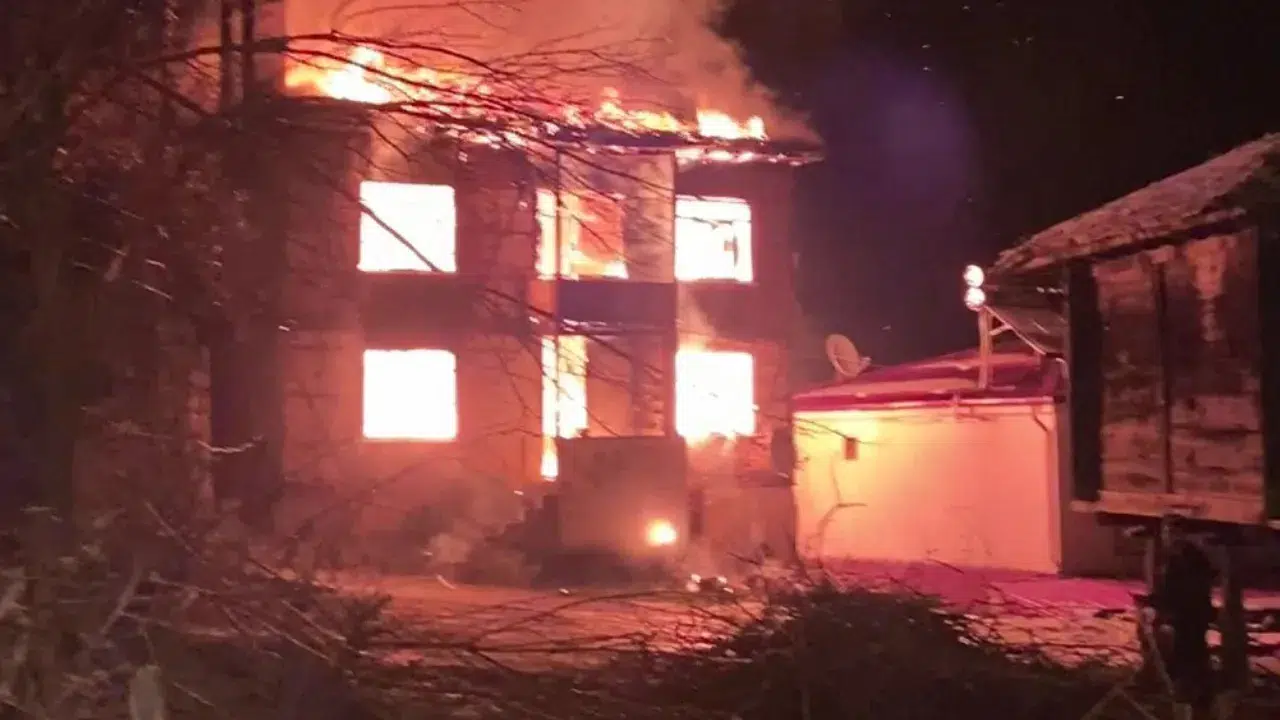 Ordu Ünye’de korkutan yangın: İki katlı müstakil ev küle döndü