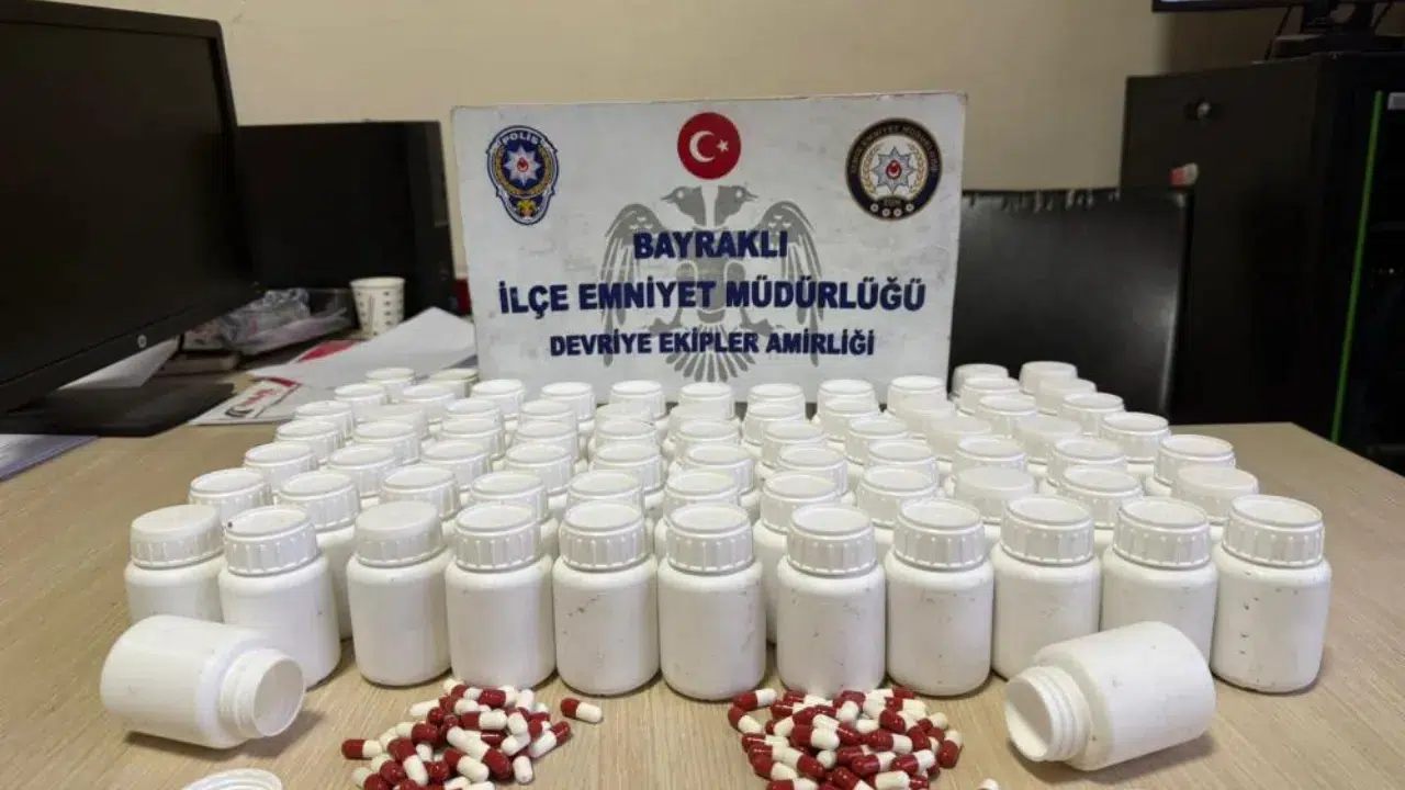 İzmir'de babasının mezarını ziyaret eden şahıs, uyuşturucu hap dolu poşet buldu