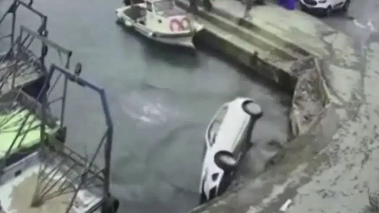 İstanbul Sarıyer'de otomobil denize düştü : Çevredekiler seferber oldu