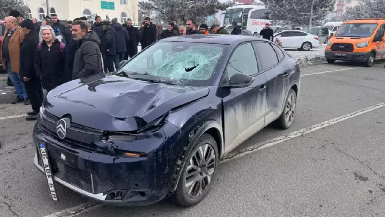 Kars'ta otomobilin çarptığı yaya kalp masajına rağmen kurtarılamadı