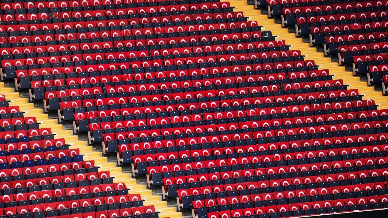 Fenerbahçe tribünleri Türk bayrağıyla donatıldı