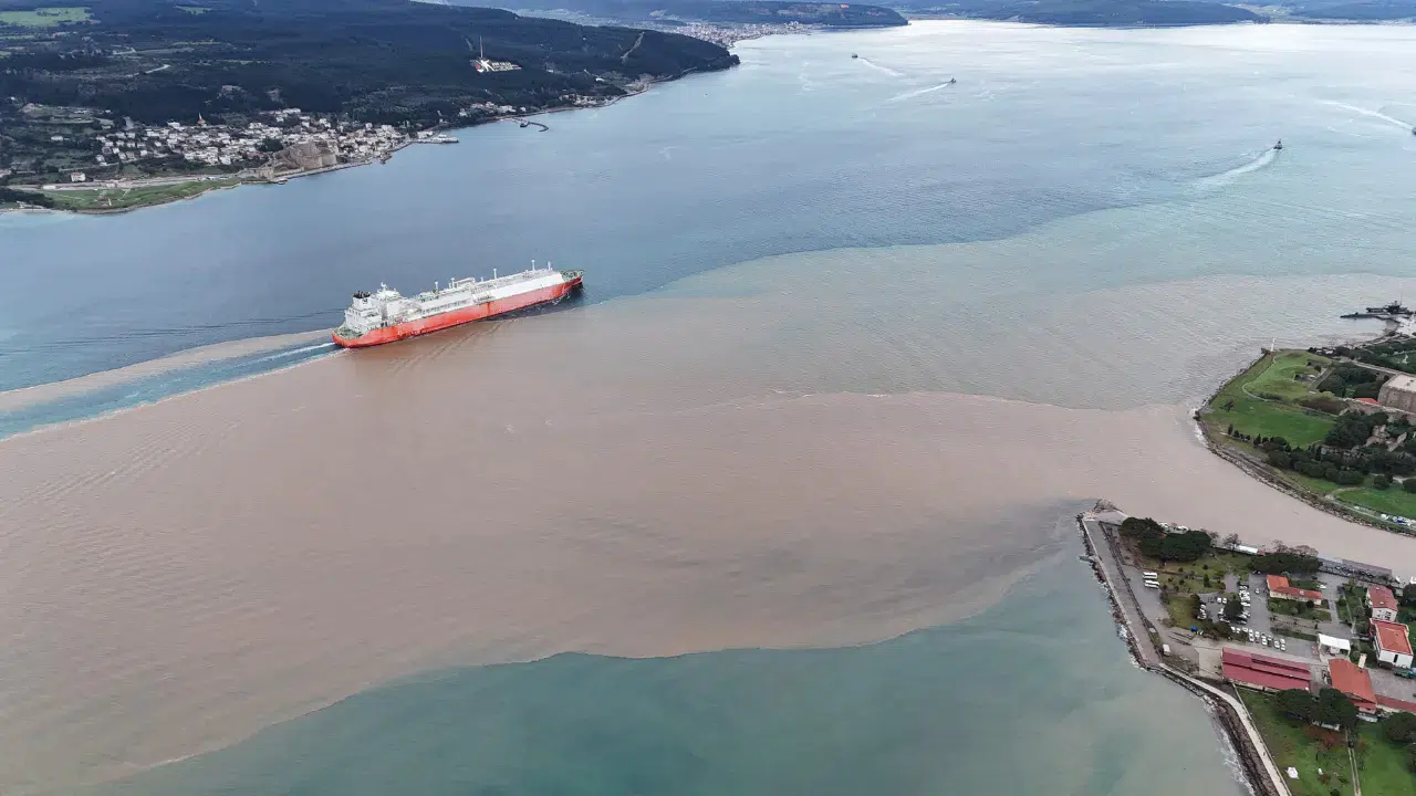 Çanakkale Boğazı'nın rengi değişti
